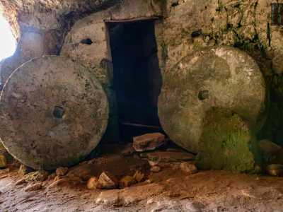  In alcuni locali sono ancora presenti le massicce le macine in pietra utilizzate durante le attivit� agricole...
